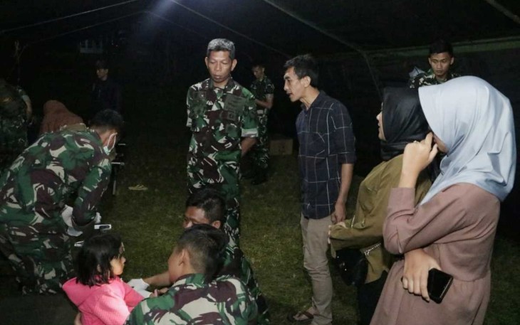 Danlanud Husein Sastranegara Kolonel Pnb I Gusti Putu Setia meninjau korban gempa Cianjur di Posko TNI AU
