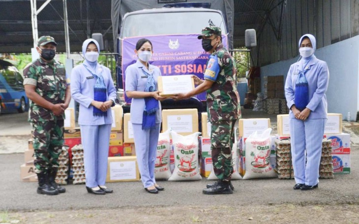 PIA Ardhya Garini Cabang 4/ Daerah I Lanud Husein Sastranegara saat menyerahkan bantuan untuk korban gempa Cianjur 
