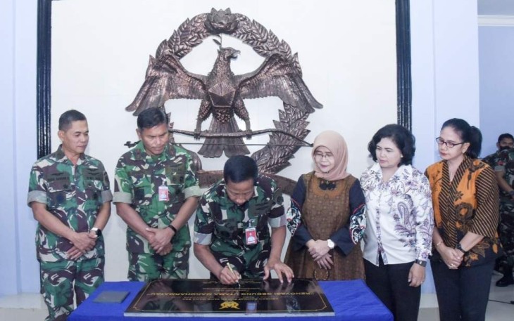 Dankoharmatau Marsda TNI Eddy Supriyono saat menandatangani prasasti 