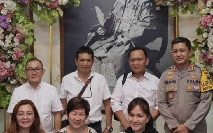 Kapolrestabes Medan Kombes Valentino Alfa Tatareda bersama keluarga Tjong Afi 