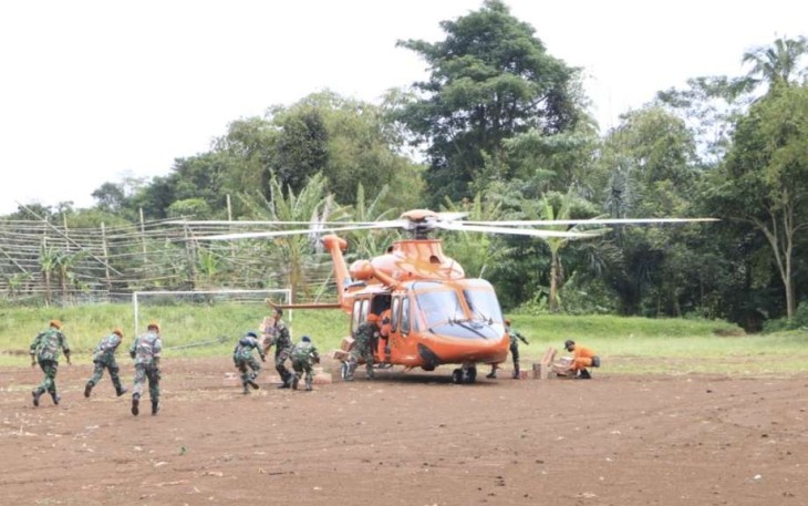 Helikopter pengangkut bantuan sosial gempa Cianjur 
