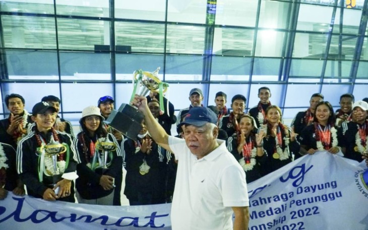 Menteri PUPR Basuki Hadimuljono saat menyambut kedatangan Tim Dayung Indonesia di bandara internasional Soekarno-Hatta, Minggu (27/11)