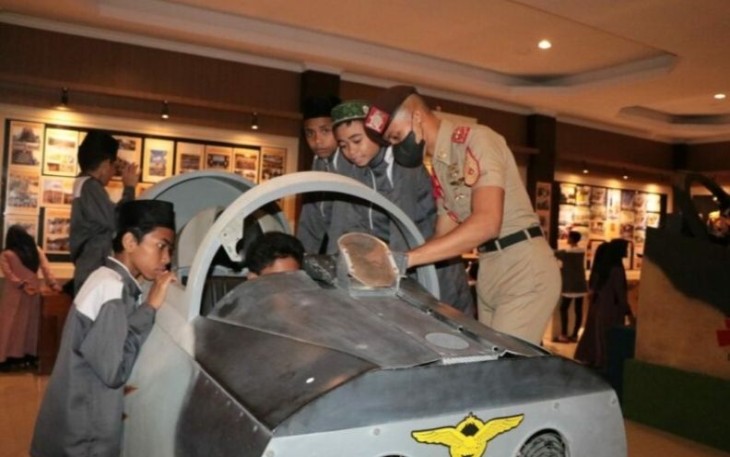 Peserta Tour de Campus saat menerima pemaparan koleksi museum Karbol, Yogyakarta. Minggu (27/11)