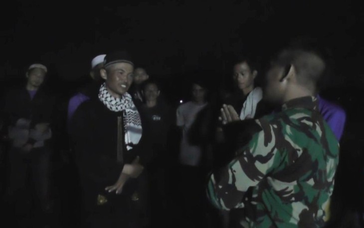 Bersholawat nabi Muhammad SAW di tenda pengungsian. Selasa (29/11)