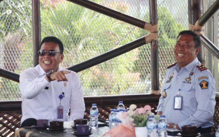 Kalapas Cilegon Enjat Lukmanul Hakim saat Coffee Morning bersama Kadivpas Masjuno (seragam) di gazebo lapas Cilegon, Rabu (30/11)