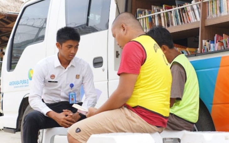 WBP Lapas Cilegon saat membaca buku di perpustakaan keliling. Senin (5/12)