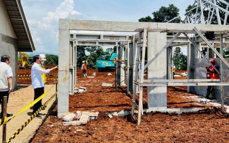 Presiden Joko Widodo meninjau progres pembangunan rumah tahan gempa di Desa Sirnagalih, Kecamatan Cilaku, Kabupaten Cianjur, Senin, (5/12)