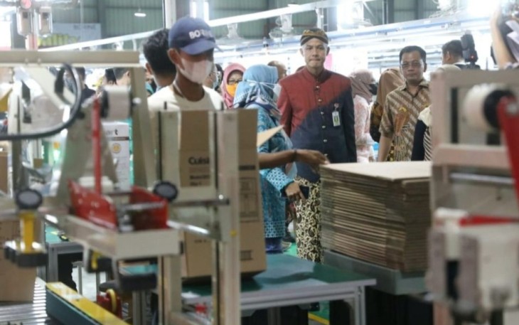 Ganjar Pranowo saat meninjau pabrik di Kawasan Industri Kendal. Kamis (8/12)
