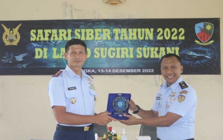 Danlanud Sugiri Sukani Letkol Pnb Supardo Butarbutar saat memberikan cinderamata 