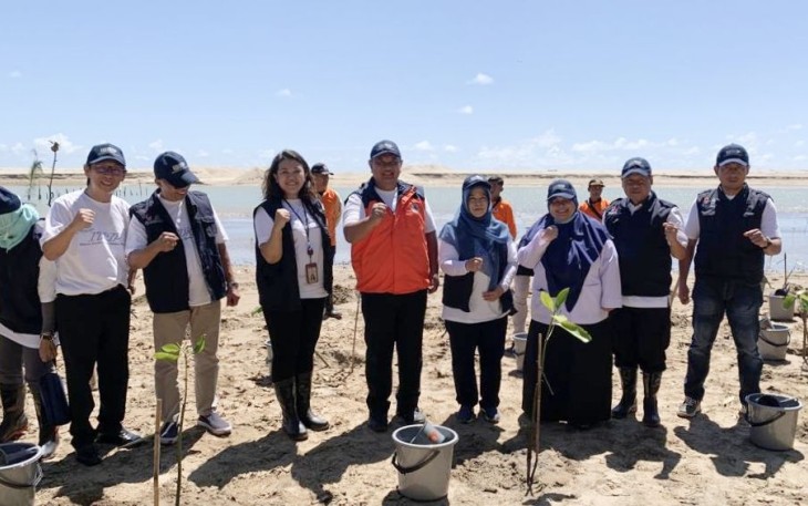 Tanam mangrove di Pantai Soge, Kabupaten Pacitan, Minggu (18/12)