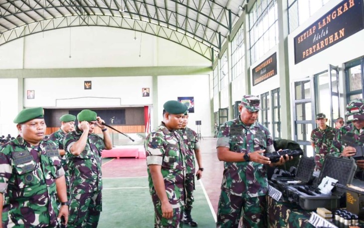 Kasrem 181/PVT Kolonel Inf Mahudin Latupono saat pengecekan Kesiapan Prajurit Yonif RK 762/VYS