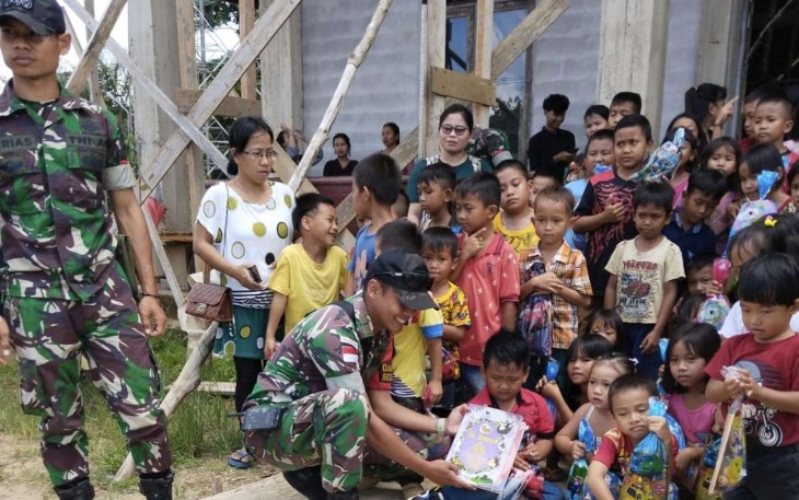 Bingkisan Natal dan buku bacaan satgas perbatasan 