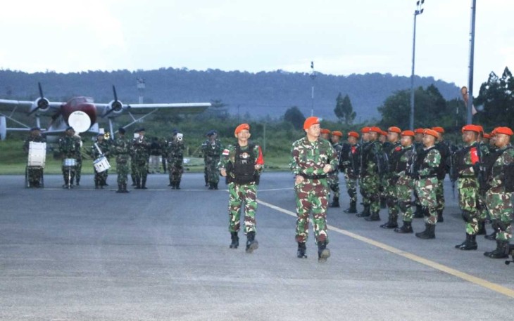 Danlanud Manuhua Marsma TNI Ronald L Siregar saat pengecekan Satgas Kopasgat Satuan Organik BKO Kodam XVII Cenderawasih, Senin (26/12)