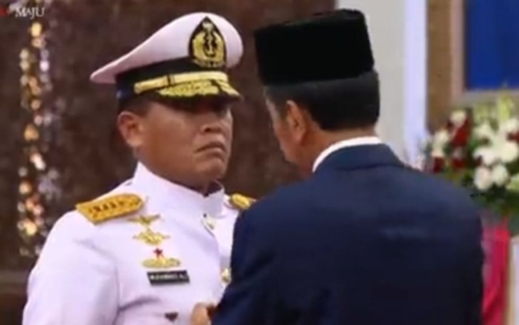 Presiden Jokowi saat melantik Laksamana TNI Muhammad Ali sebagai Kasal di Istana Negara, Rabu (28/12)