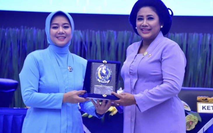 Ketua Umum Jalasenastri Ny Vera Muhammad Ali saat memberikan cenderamata 