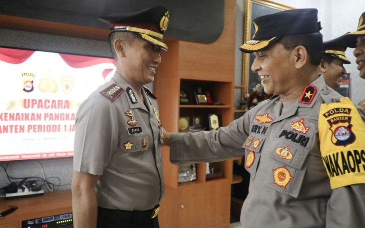 Kapolda Banten Irjen Pol Prof Dr Rudy Heriyanto saat memberikan ucapan selamat kenaikan pangkat Kabid Humas Polda Banten Kombes Pol Didik Hariyanto 