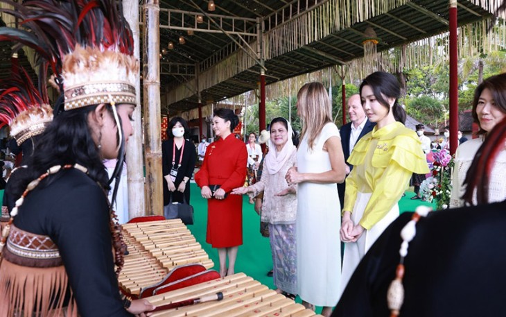  Ibu Negara Iriana Joko Widodo memperlihatkan budaya Indonesia kepada para pasangan delegasi KTT G20 Indonesia, di Nusa Dua, Bali, Selasa (15 November 2022). Media Center G20 Indonesia/Zabur Karuru/nym/hd/22.