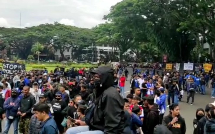 Aksi demo ratusan Aremania soal tragedi Kanjuruhan Malang, Kamis (27/10/2022).
