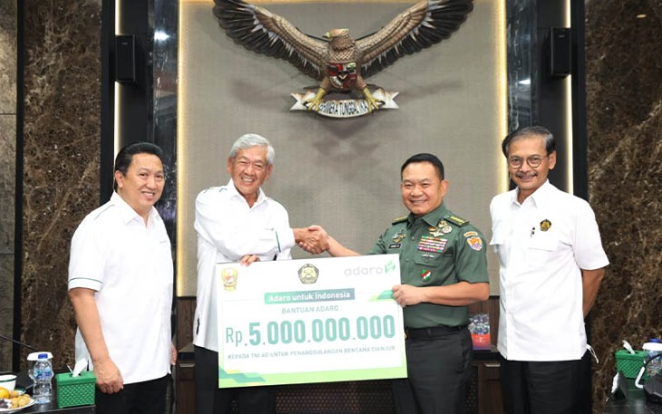 Penyerahan bantuan oleh Presiden Komisaris Adaro Edwin Soeryadjaya dan Presiden Direktur Adaro Garibaldi Thohir kepada Kasad Jenderal TNI Dr. Dudung Abdurachman, disaksikan Sekretaris Jenderal ESDM Rida Mulyana di Mabesad, Jakarta, Kamis (1/12/2022).