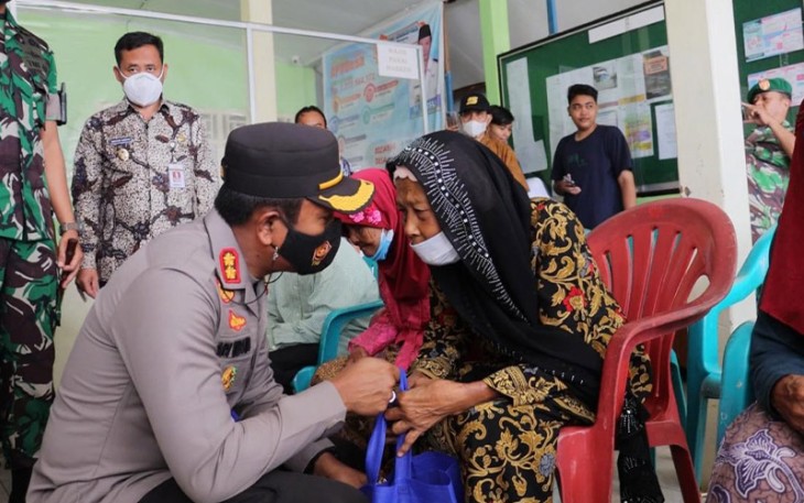 Kapolres Pemalang AKBP Ari Wibowo saat salurkan bansos