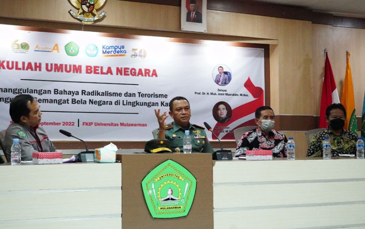 Danrem 091/Aji Surya Natakesuma (ASN) Brigjen TNI Dendy Suryadi, SH, MH., saat menjadi sebagai Narasumber kuliah umum di Unmul FKIP Samarinda Kaltim, Sabtu (17/9/2022) kemarin.