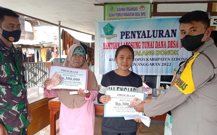 Polisi saat Kawal Penyaluran BLT DD