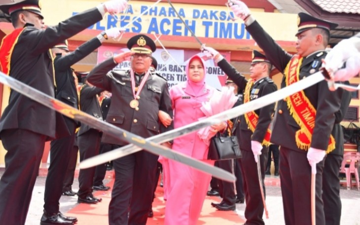 Saat Upacara Pedang Pora Antarkan Anggota Polres Aceh Timur Masuki Purna Bhakti