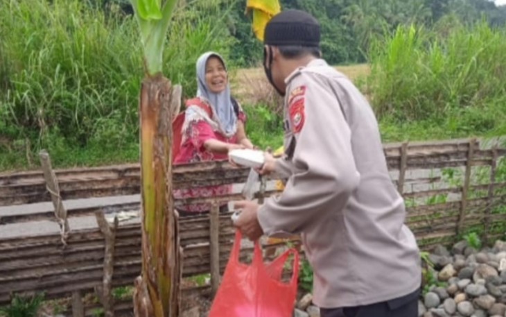 Anggota Polres Benteng saat Bagikan Nasi Kotak Kepada Warga Korban Banjir