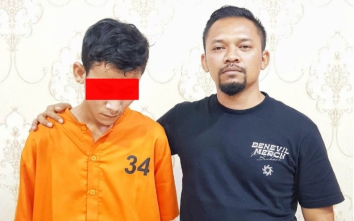 Tersangka (kenakan baju tahanan) saat diamankan petugas