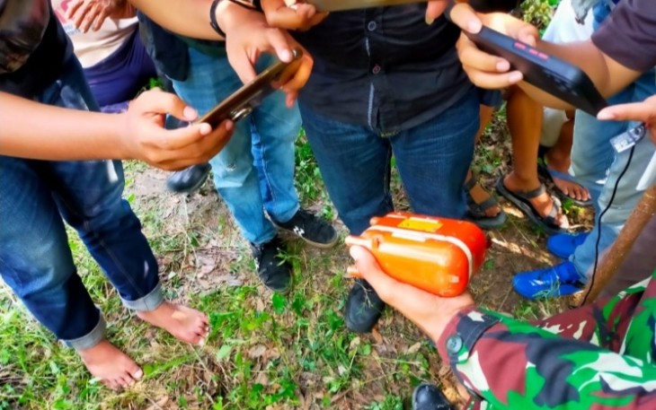 Benda berwarna oranye yang diduga kotak hitam pesawat latih tempur T50i yang kecelakaan di Desa Nginggil berhasil ditemukan petugas.