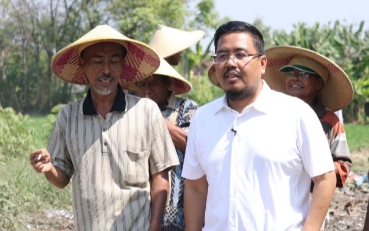 Wakil Ketua DPRD Jawa Timur Anwar Sadad saat menemui puluhan petani di kawasan Tambaksari Kraton, Kabupaten Pasuruan beberapa waktu lalu