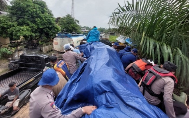 Personel Polres Aceh Timur saat bawa Dua Rubber Boat Bantu Penanganan Banjir di Aceh Tamiang