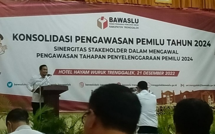 Ahmad Rokhani, Ketua Bawaslu Kabupaten Trenggalek, saat memberikan sambutan pada acara  konsolidasi pengawasan pemilu Tahun 2024, Rabu (21/12/2024)