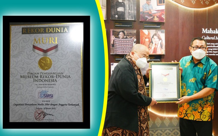 Penyerahan Muri oleh Pendiri MURI Jaya Suprana kepada Ketua Umum SMSI Pusat Firdaus, Jumat 18 Maret 2022 di Galeri MURI Jakarta di lantai LG Mall of Indonesia (MOI), Jakarta. 