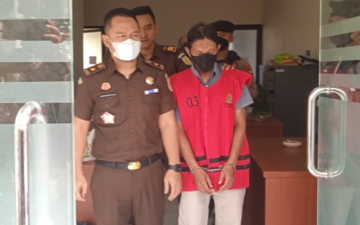 Mantan Dirut BUMDes Berjo, Eko Kamsono, mengenakan baju tahanan, setelah menjalani pemeriksaan di Kejari Karanganyar terkait kasus dugaan korupsi pengelolaan dana BUMDes Berjo, Selasa (2092022).