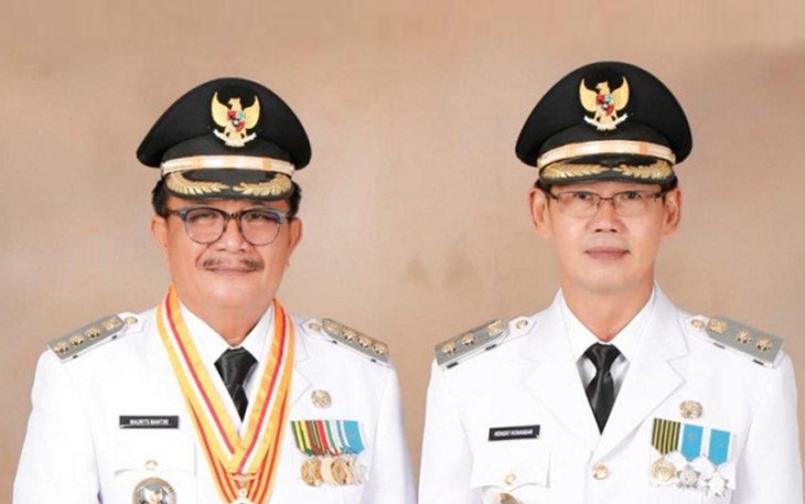 Foto Walikota Bitung Maurits Mantiri dan Wakil Walikota Bitung Hengky Honandar.