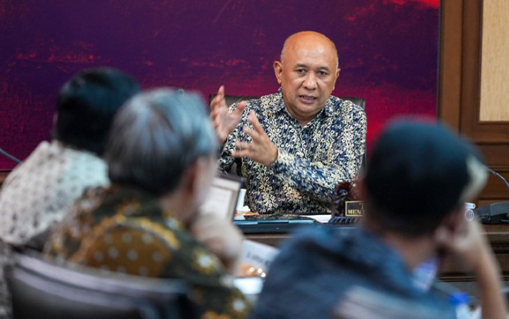 MenKopUKM Teten Masduki saat rapat dengan Deputi Bidang Perkoperasian KemenKopUKM bersama Tim Ahli yang terdiri dari Noer Sutrisno MA, PhD, Prof. Dr. Suwandi, Dr. Agung Nur Fajar, Ir. Arfian Muslim MR, dan Firdaus Putra, HC. di Jakarta, Selasa (20/9).