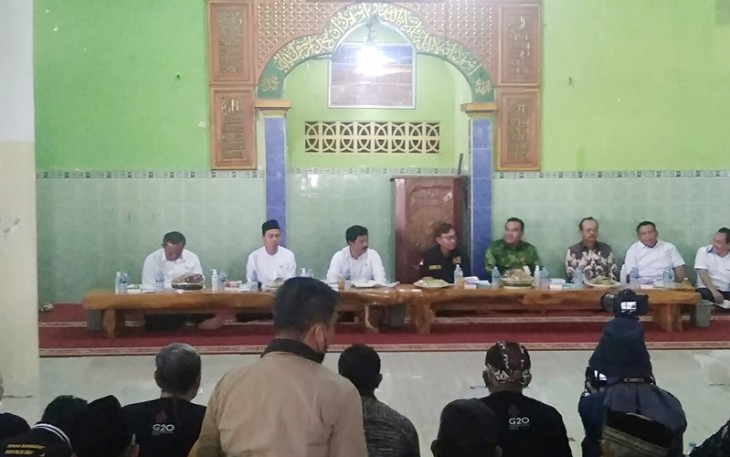 Menteri ATR/BPN Hadi Tjahjanto saat bertemu Forkompinda Blora dengan warga Wonorejo membahas konflik tanah Wonorejo, kecamatan Cepu kabupaten Blora.