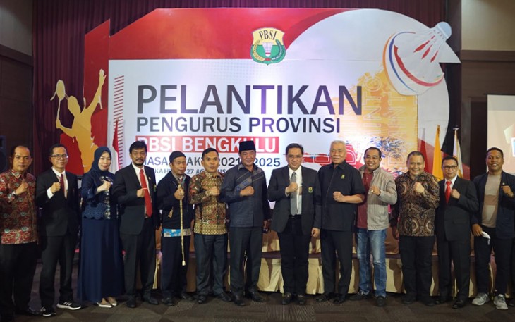 Rosjonsyah (tengah) saat foto bersama usai acara di Hotel Santika, Sabtu (27/8/2022).