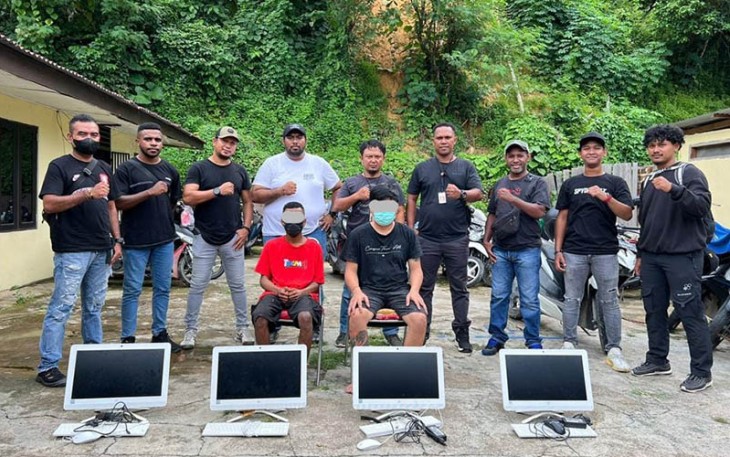 Tersangka (duduk diborgol) saat diamankan petugas