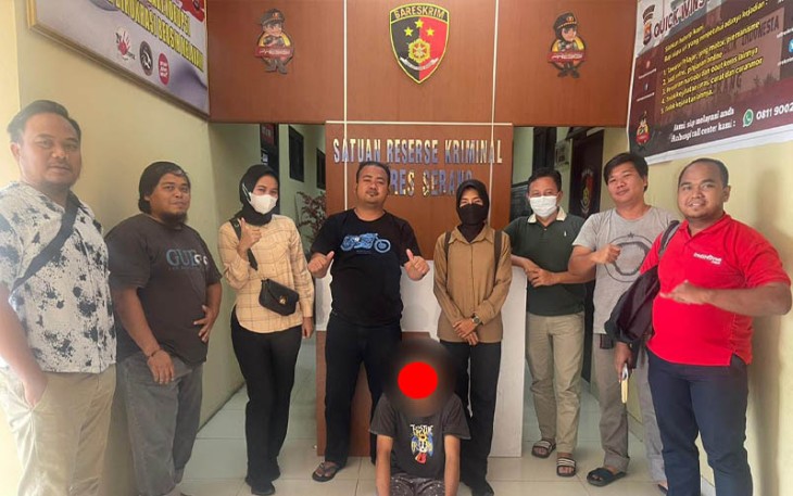 Tersangka (duduk tak berdaya) saat diamankan Satreskrim Polres Serang 