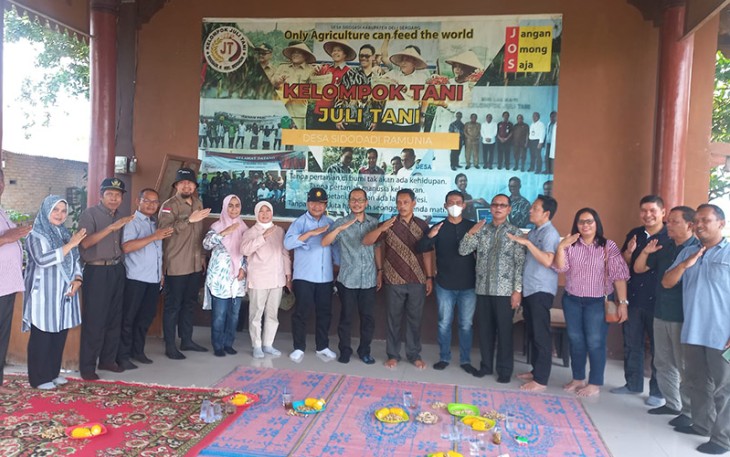 Dirut PUD Pasar saat Dampingi Asisten Ekbang Kunjungi Poktan di Deliserdang
