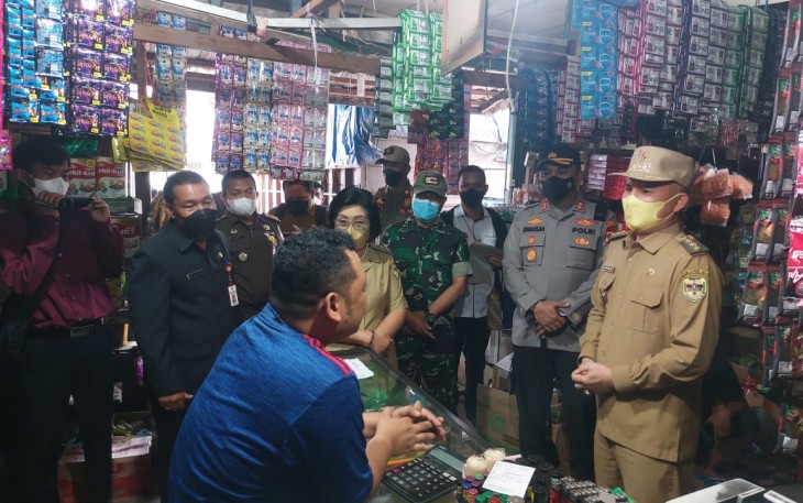 Pabung Bersama Unsur Forkopimda Gunung Mas saat Gelar Operasi Pasar di Bulan Ramadhan 