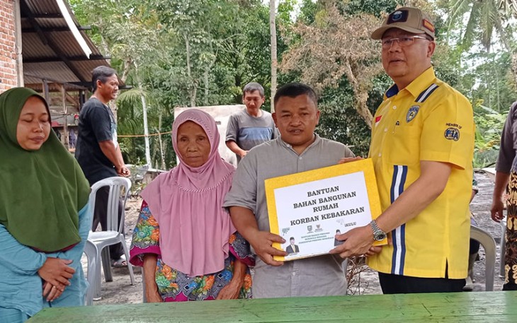  Gubernur Rohidin saat Serahkan Bantuan