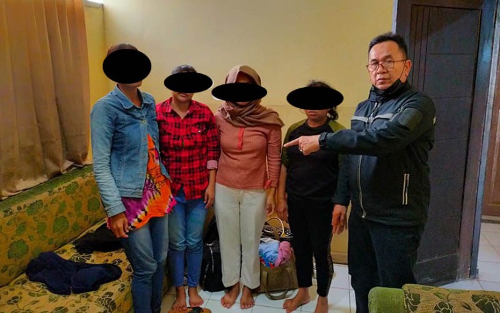 Polisi saat mengamankan para korban