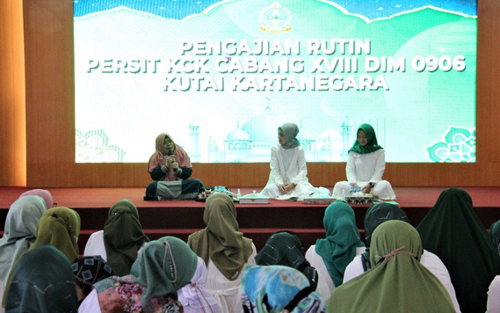 Persit KCK Dim 0906 Kutai Kartanegara saat Tausiah dan Pengajian