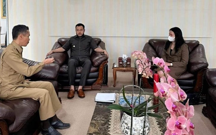Pertemuan Wali Kota Fadly Amran dengan Ketua Umum Asobsi Wilda Yanti di ruang kerjanya.