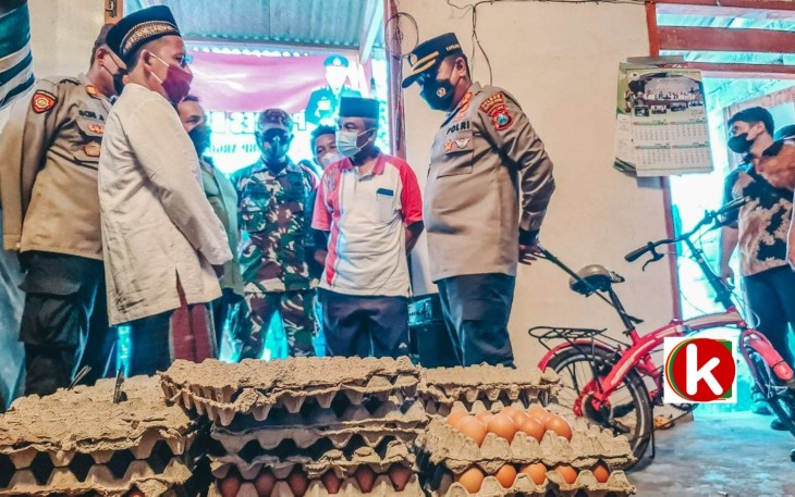 Kapolres Blitar Kota AKBP Argowiyono (kanan) Saat Borong Telur Milik Peternak Lokal di Ponggok Kabupaten Blitar (foto : Polres Blitar Kota untuk Klikwarta.com)