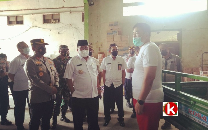 Walikota Santoso (tiga dari kanan) Saat Cek Ketersediaan Minyak Goreng Bersama Forkopimda di Agen Distributor. (foto : Faisal NR / Klikwarta.com)