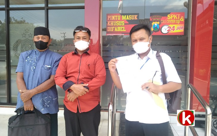 Apdi Prayoga (kanan) Didampingi Kuasa Hukumnya Menunjukkan Surat Aduannya Dari SPKT Polres Blitar Kota (foto : Faisal NR / Klikwarta.com)